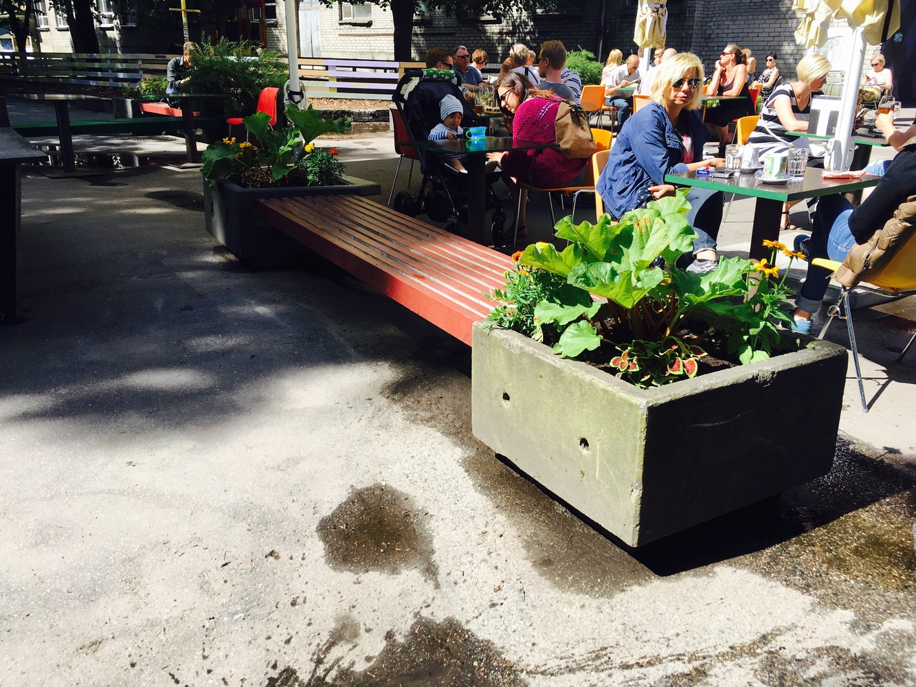 Istutuslaatikko plus penkki = kaveripenkki