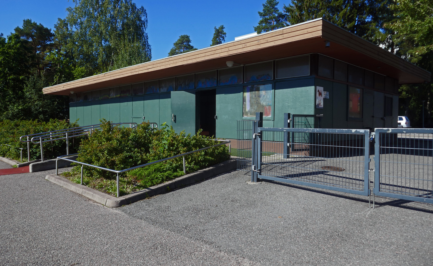 Pitäjänmäen urheilunkentän huonokuntoinen koppi/huoltorakennus