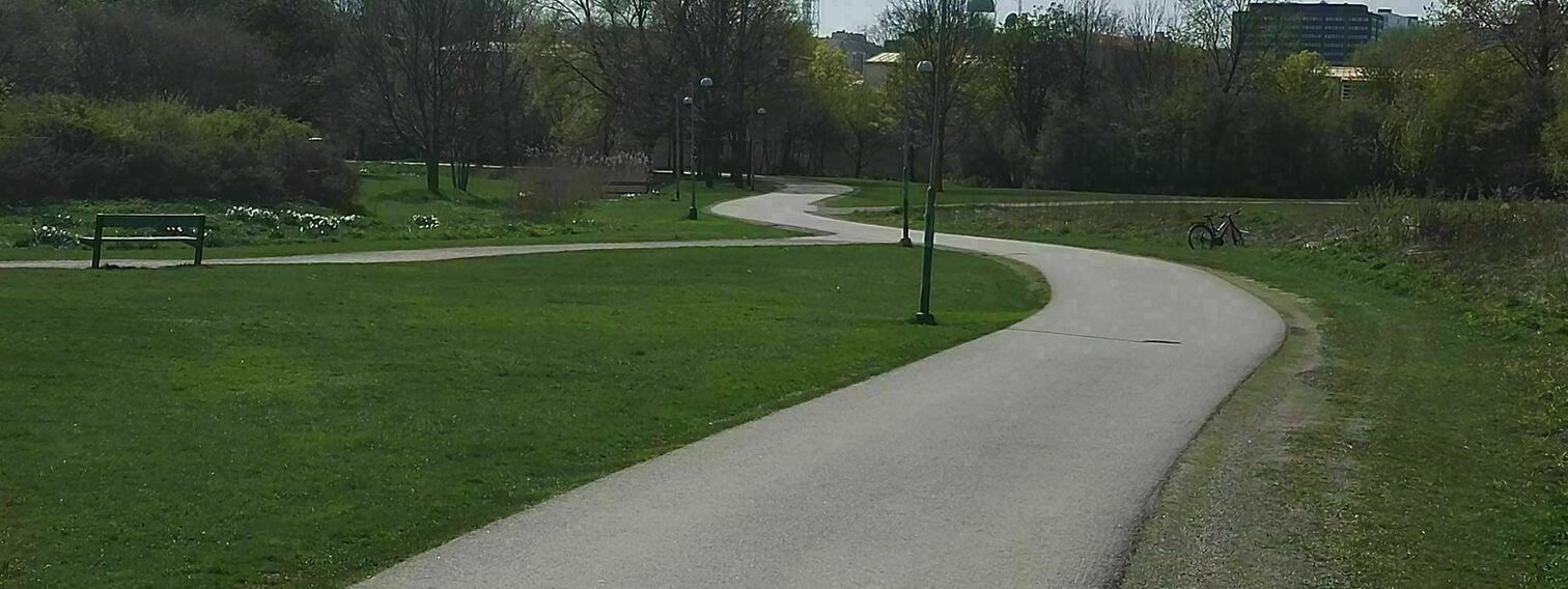 Lisää penkkejä ja roska-astioita Kumpulantaipaleen varteen.