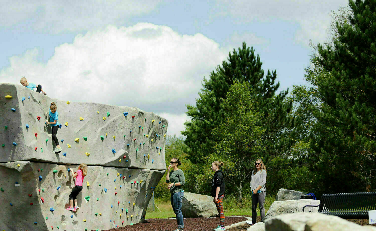 Boulderointiin soveltuva kiipeilyseinä Myllypuron liikuntapuistoon