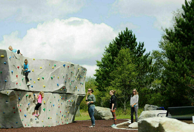 Boulderointiin soveltuva kiipeilyseinä Myllypuron liikuntapuistoon