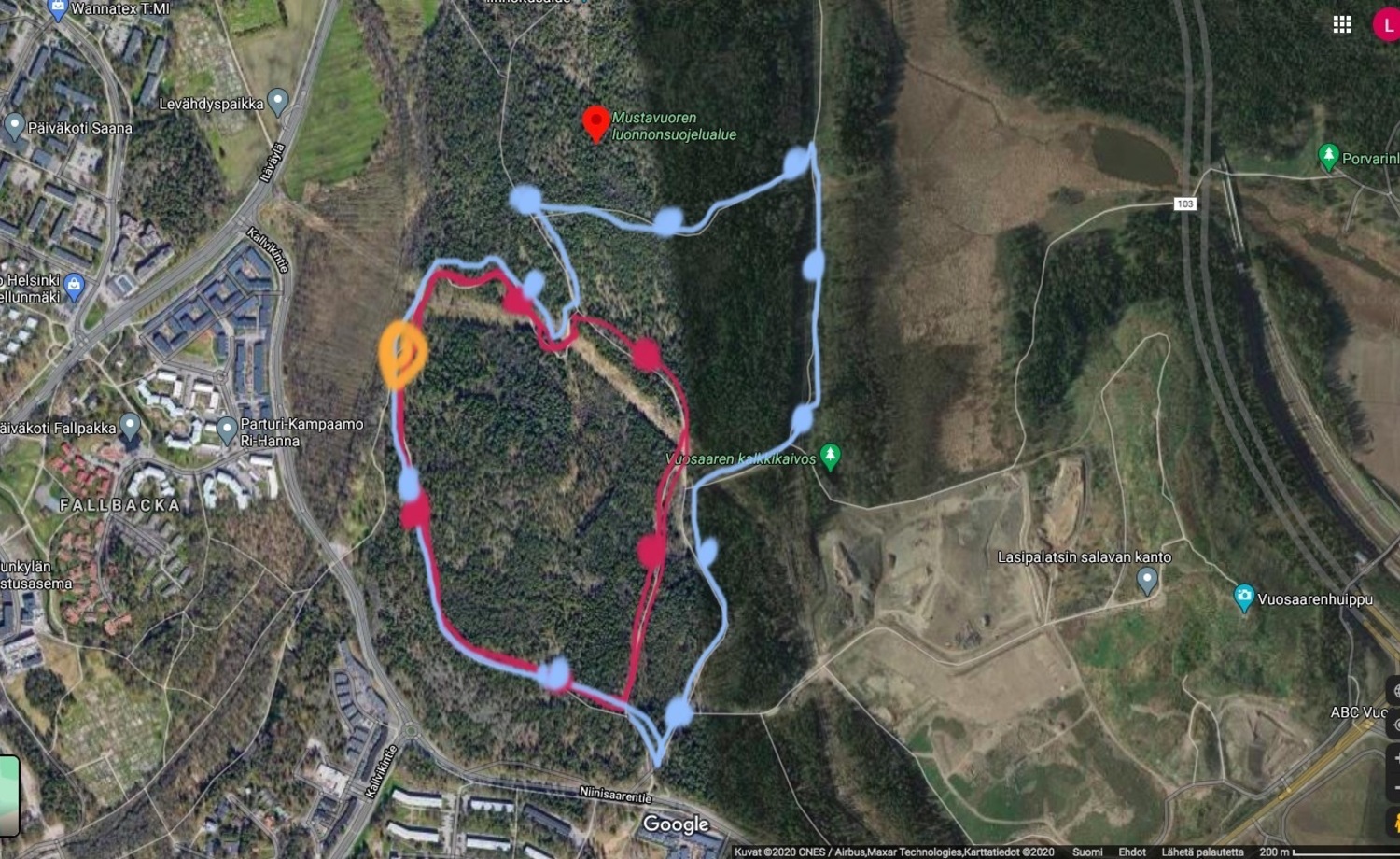 luontopolku rasteineen: pinkillä lasten ja vaaleansinisellä nuorten reitti