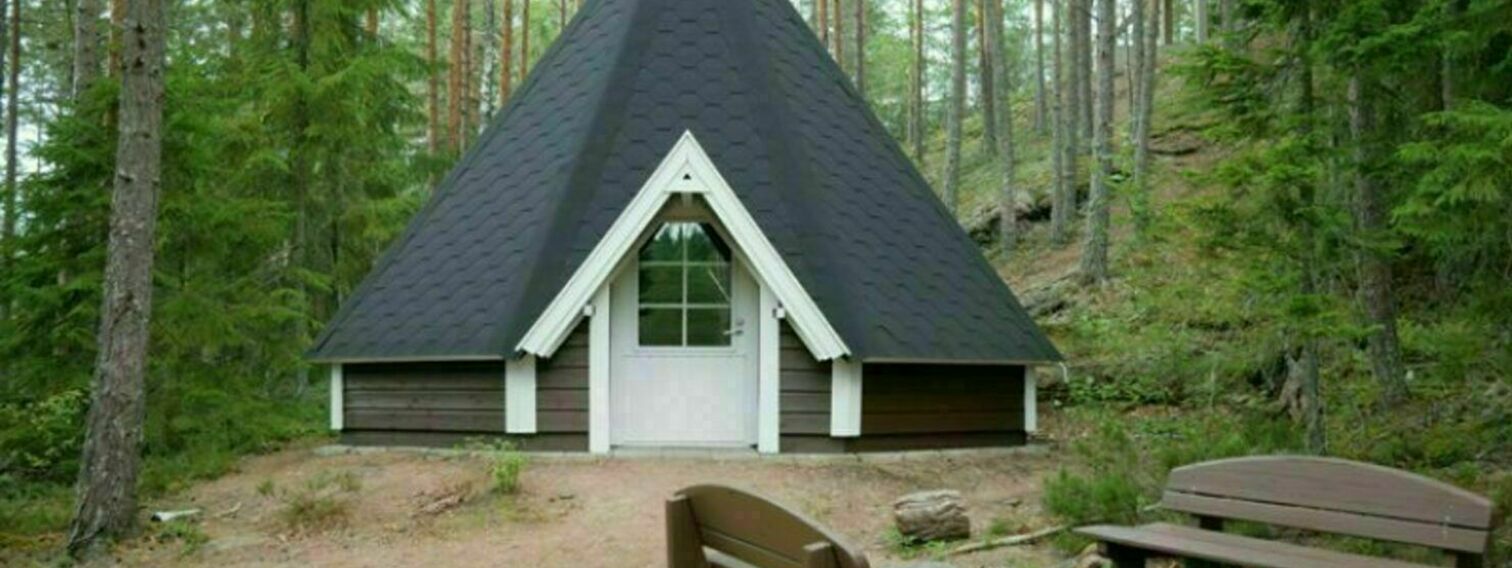Relaxation spots, huts, picnic tables and other structures that serve campers in the Central Park and can be used by the residents 